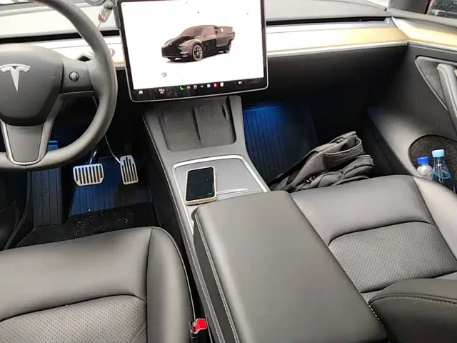 Tesla Model Y — Фото автомобиля 13