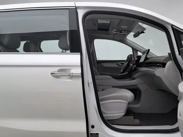 Roewe Roewe iMAX8 EV 2025 Model 1.5T DMH Land Premium Edition — Фото автомобиля 23