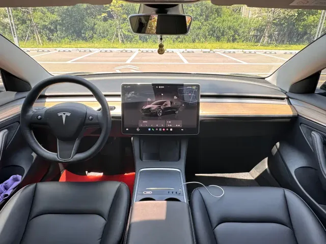 Tesla Model 3 — Фото автомобиля 5