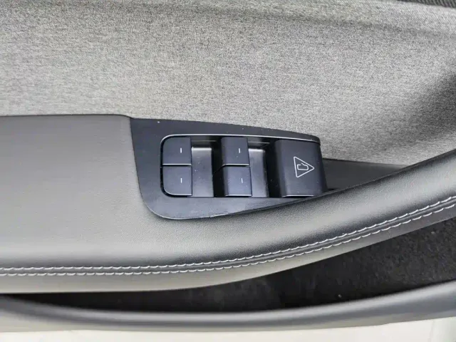 Tesla Model Y 2025 Rear-Wheel Drive — Фото автомобиля 9