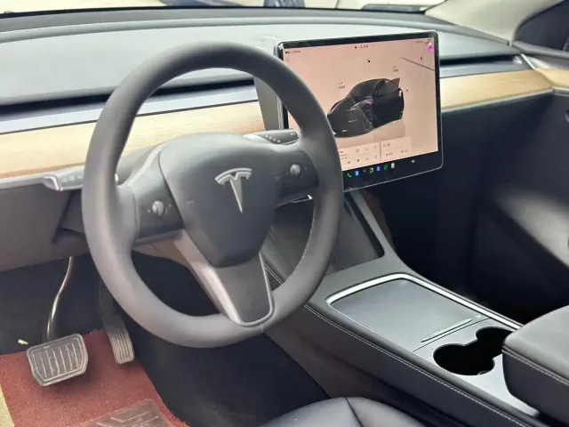 Tesla Model Y — Фото автомобиля 6