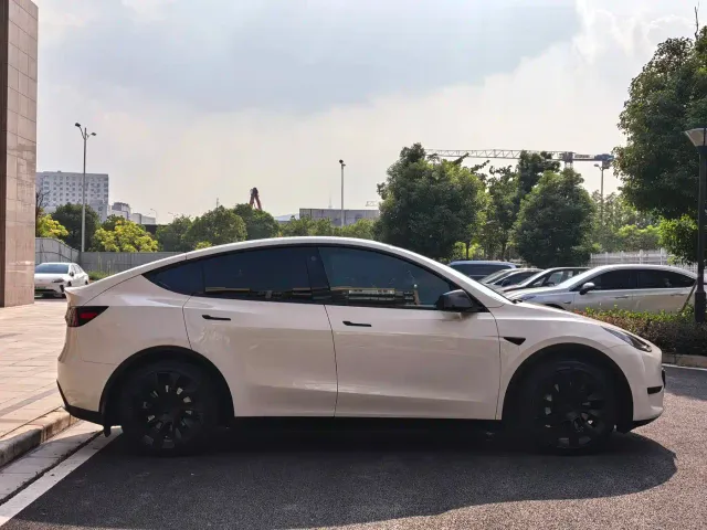 Tesla Model Y — Фото автомобиля 9