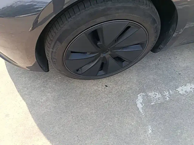 Tesla Model 3 — Фото автомобиля 22