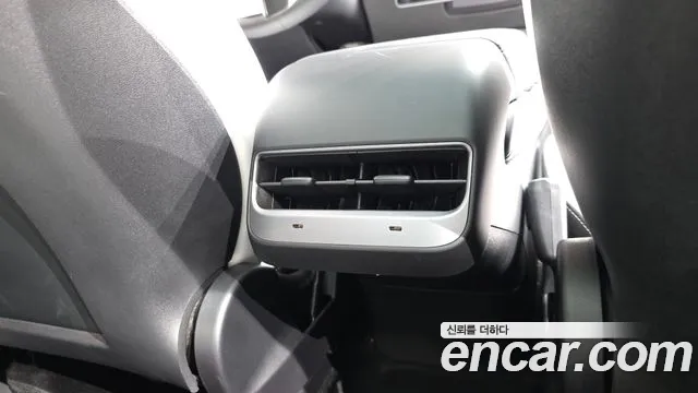 Tesla Model Y — Фото автомобиля 24