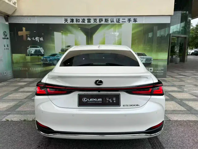 Lexus ES — Фото автомобиля 4