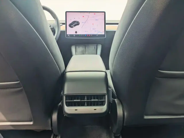 Tesla Model Y — Фото автомобиля 16