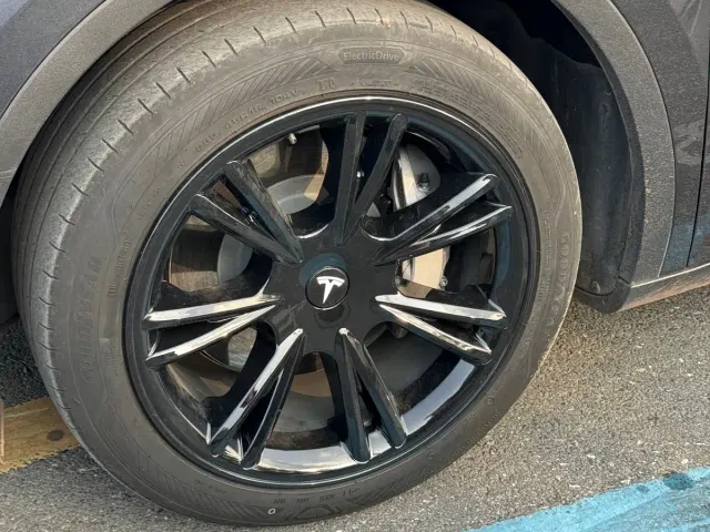 Tesla Model Y — Фото автомобиля 11
