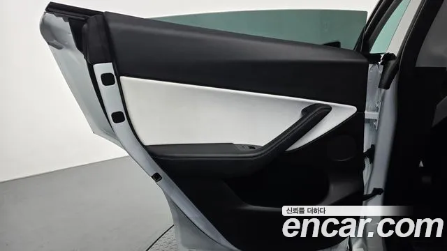 Tesla Model Y — Фото автомобиля 14