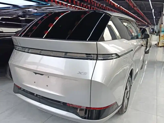 Xpeng X9 — Фото автомобиля 6