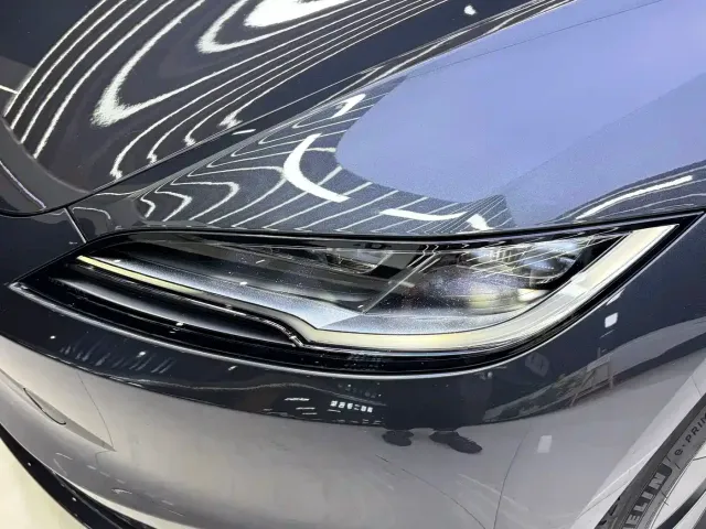 Tesla Model 3 — Фото автомобиля 4
