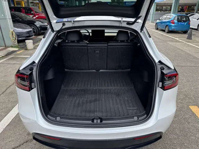 Tesla Model Y — Фото автомобиля 13