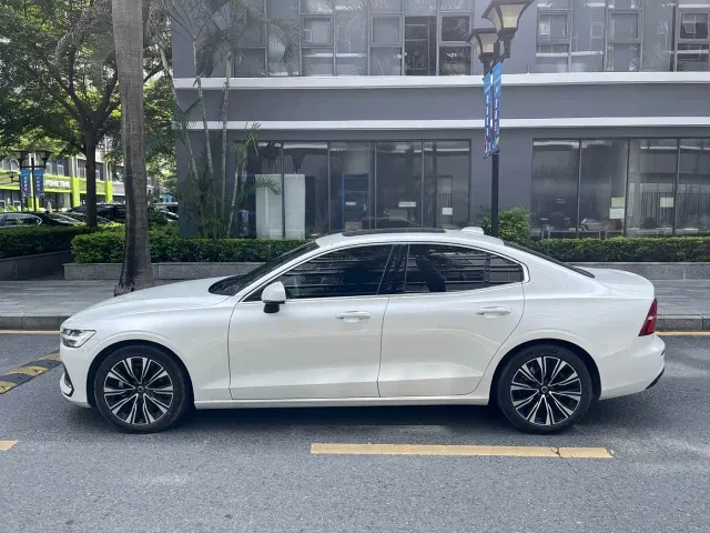 Volvo S60 — Фото автомобиля 4