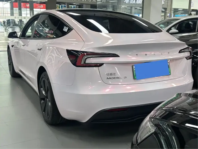 Tesla Model 3 — Фото автомобиля 18