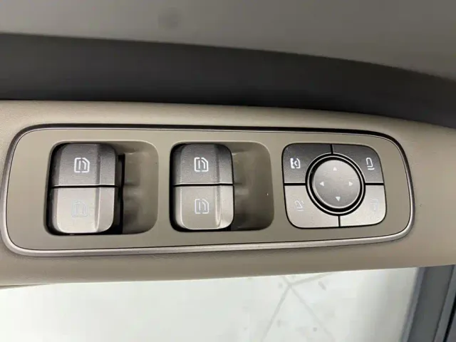 Li Auto i8 — Фото автомобиля 25