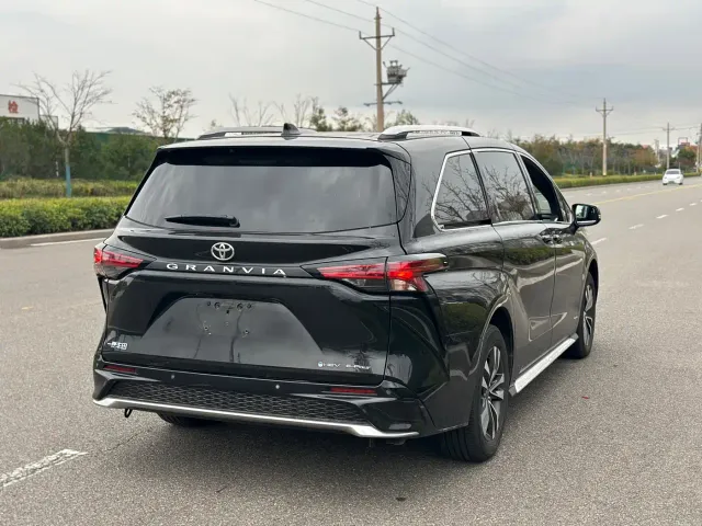 Toyota Granvia — Фото автомобиля 7