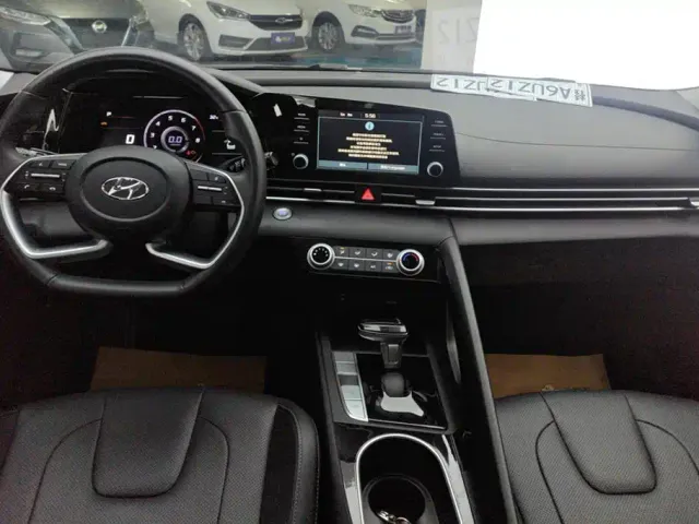 Hyundai Elantra — Фото автомобиля 12