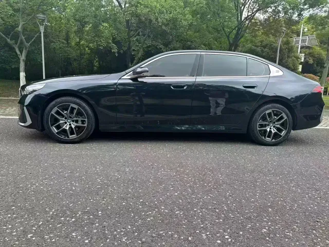 BMW 5 Series — Фото автомобиля 2