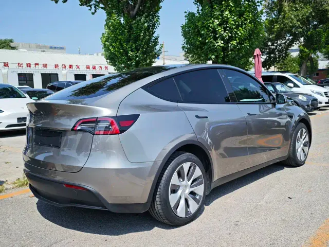 Tesla Model Y — Фото автомобиля 17