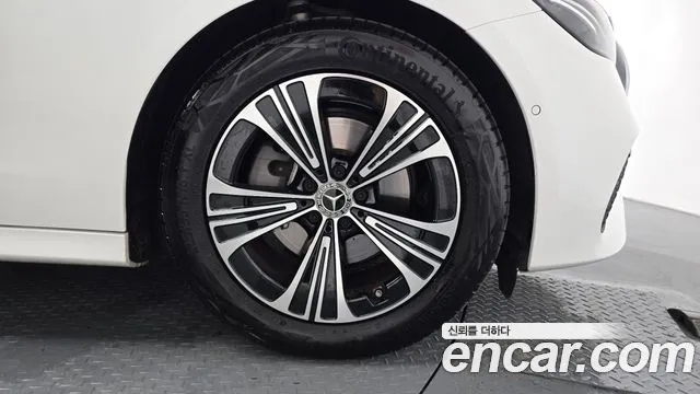 Mercedes-Benz E-Class — Фото автомобиля 21
