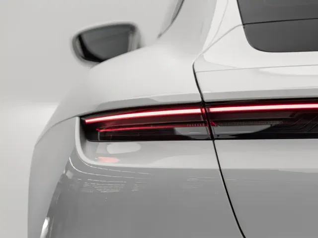Porsche Taycan — Фото автомобиля 10