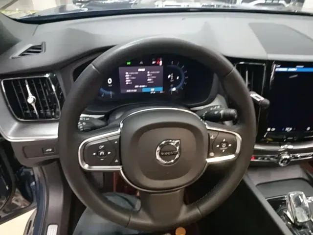 Volvo XC60 — Фото автомобиля 10