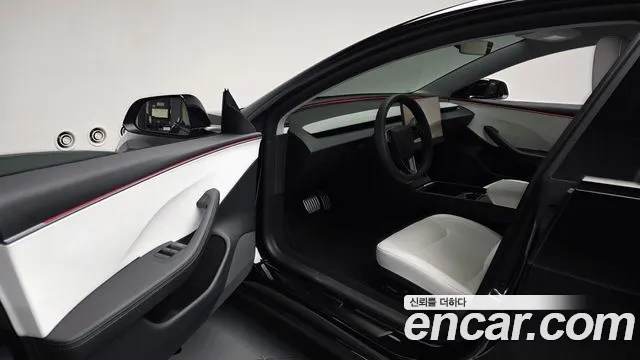 Tesla Model 3 — Фото автомобиля 15