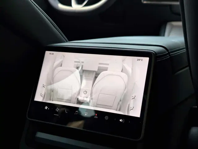Tesla Model 3 — Фото автомобиля 21