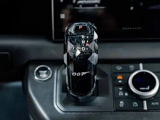 Land Rover Defender — Фото автомобиля 16