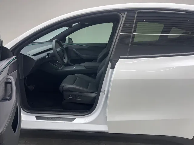 Tesla Model Y L — Фото автомобиля 16
