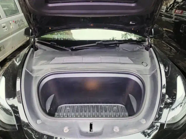 Tesla Model Y 2022 Rear-Wheel Drive Version — Фото автомобиля 3