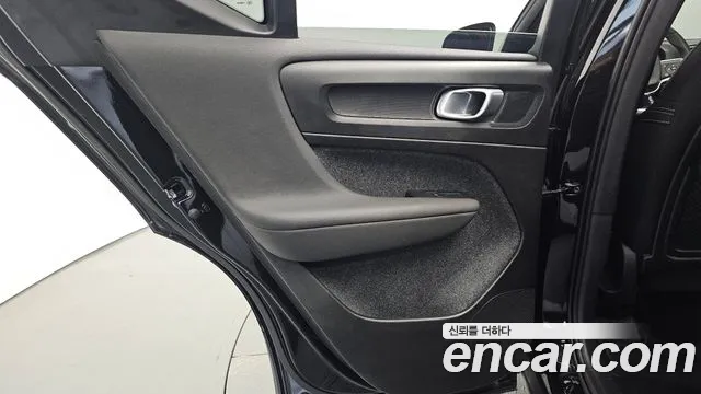 Вольво XC40 B4 Black Edition — Фото автомобиля 24