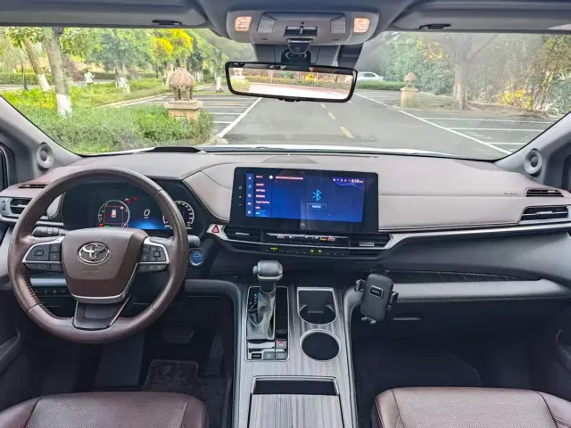 Toyota Sienna — Фото автомобиля 6