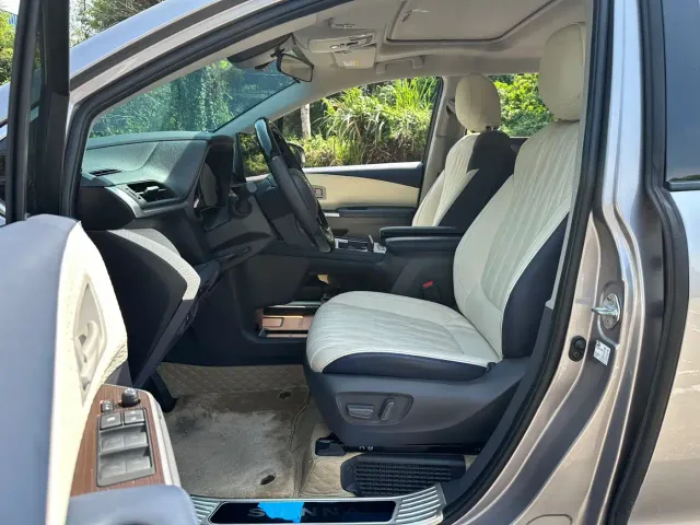 Toyota Sienna — Фото автомобиля 9