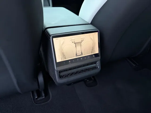 Tesla Model 3 — Фото автомобиля 14