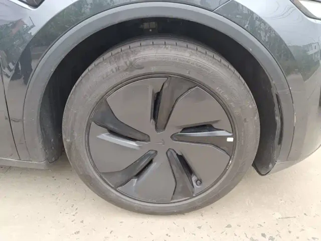 Tesla Model Y — Фото автомобиля 25