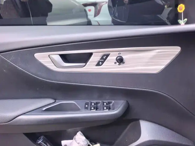 Hongqi E-QM5 — Фото автомобиля 7