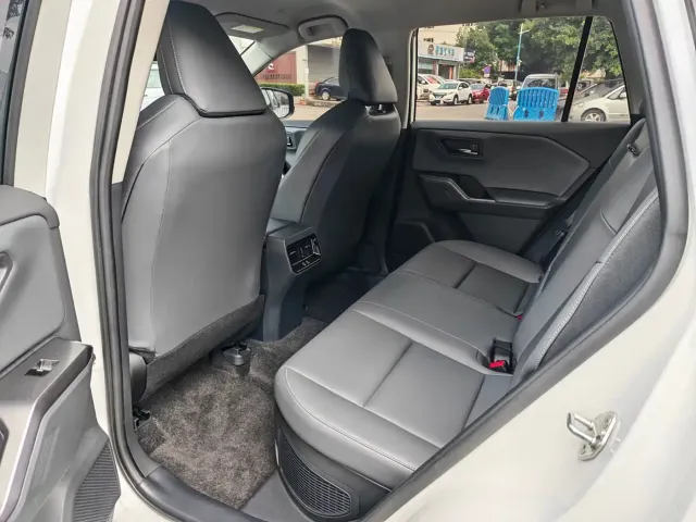 Toyota RAV4 — Фото автомобиля 9