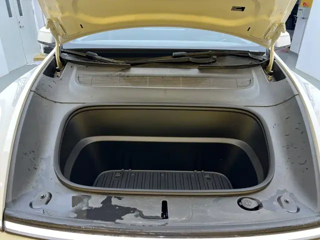 Tesla Model Y — Фото автомобиля 11