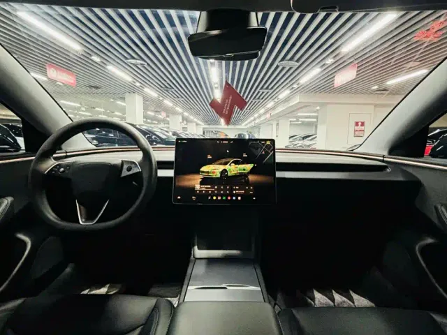 Tesla Model 3 — Фото автомобиля 8