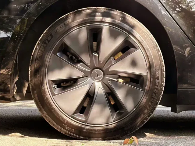 Tesla Model 3 — Фото автомобиля 9