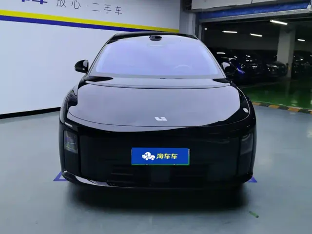 Li Auto i8 — Фото автомобиля 2