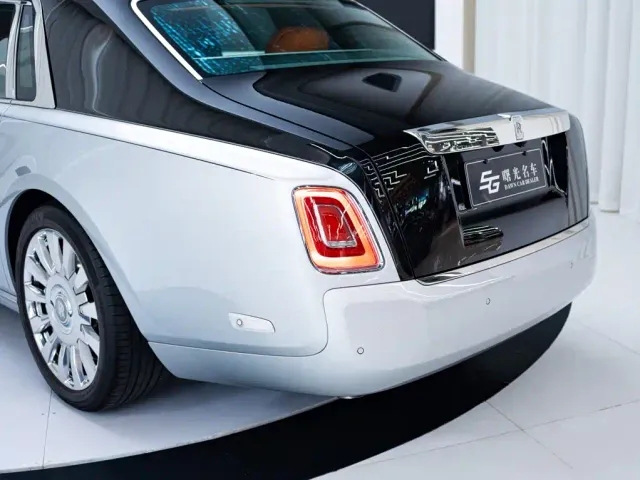 Rolls-Royce Phantom — Фото автомобиля 25