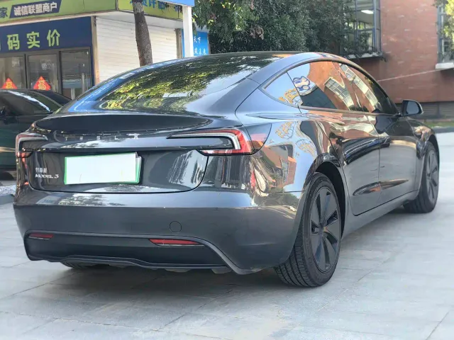 Tesla Model 3 — Фото автомобиля 12