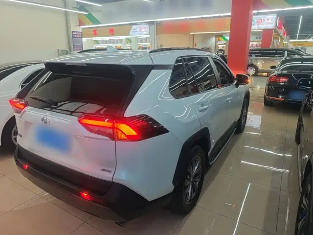 Toyota RAV4 — Фото автомобиля 6