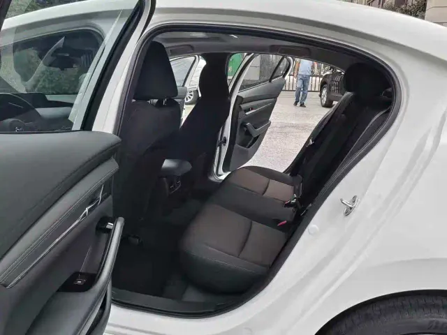 Mazda Axela — Фото автомобиля 8