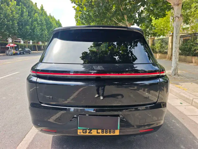 Li Auto L8 — Фото автомобиля 13