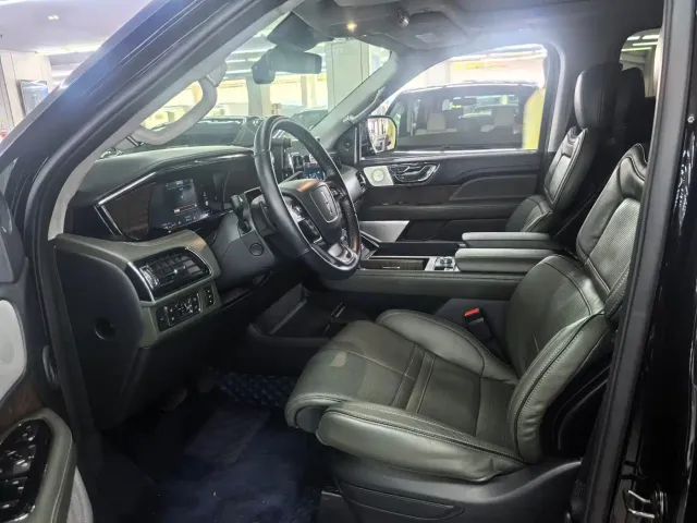 Lincoln Navigator — Фото автомобиля 2