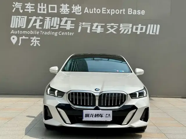 BMW 5 Series — Фото автомобиля 2