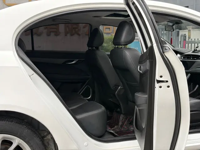 Geely Emgrand — Фото автомобиля 9