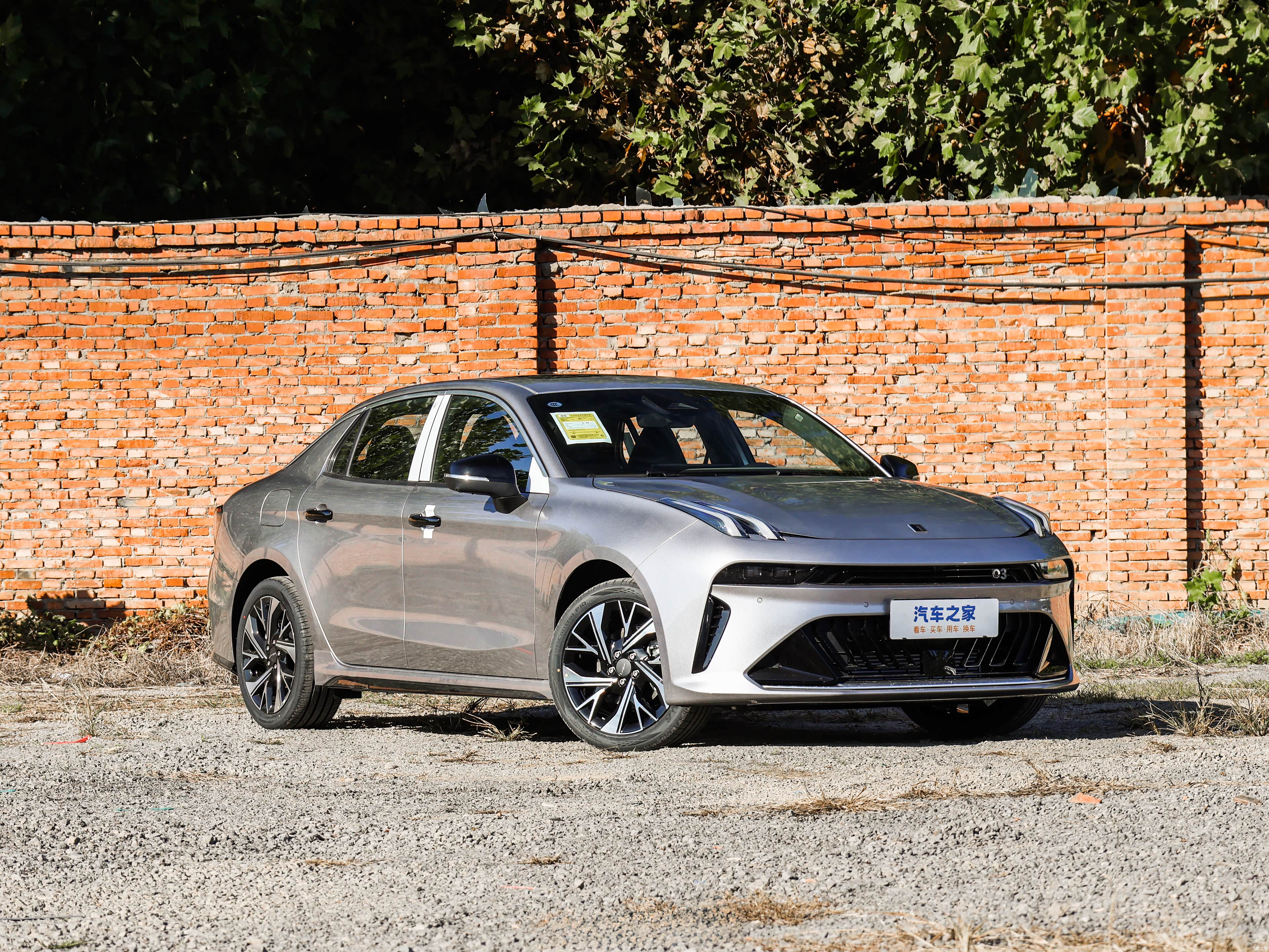 Lynk & Co 03 — Фото автомобиля 1
